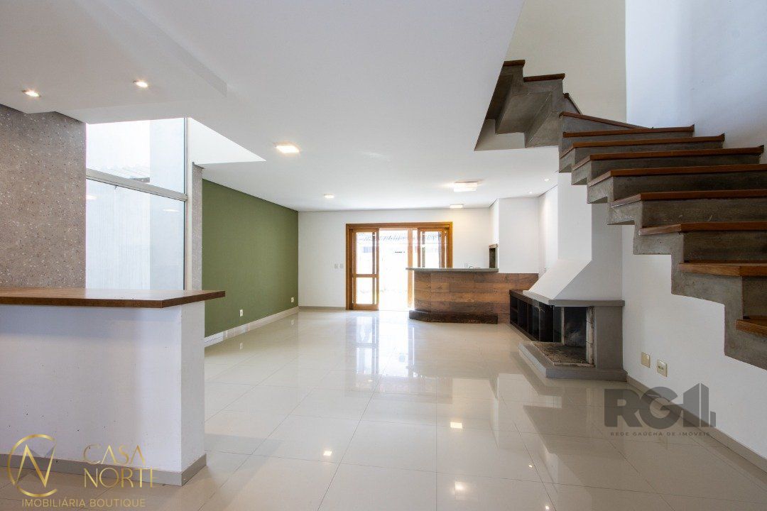 Casa à venda com 3 quartos, 161m², 1 suíte, 2 vagas, Rua Wilson Conceição Bona no bairro Hípica em Porto Alegre
