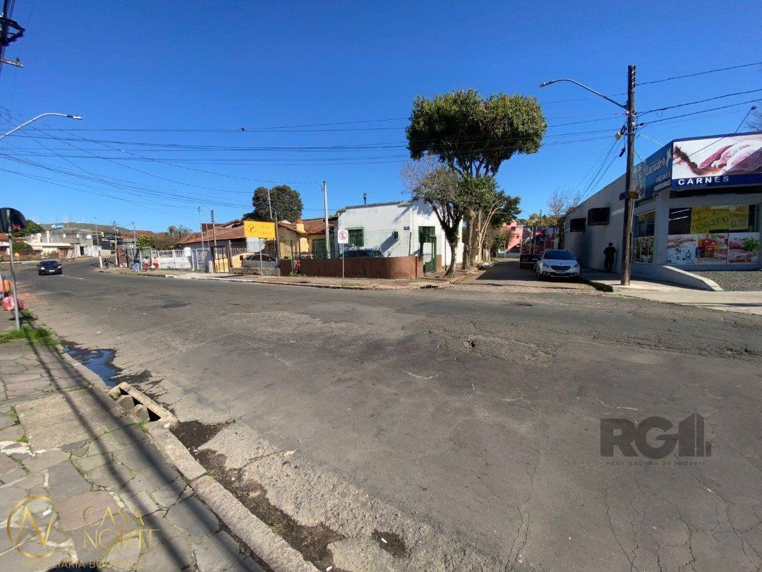 Casa à venda com 3 quartos, 100m², 1 vaga, Rua Coronel Neves no bairro Medianeira em Porto Alegre