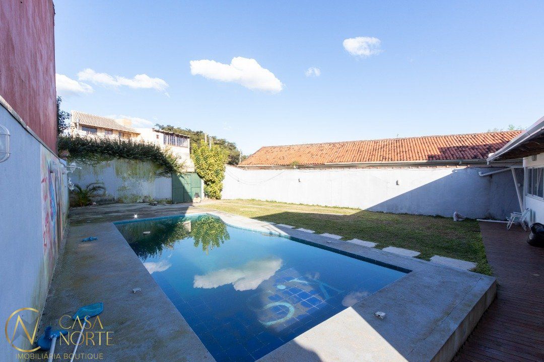 Casa à venda com 4 quartos, 120m², 1 suíte, 3 vagas, Rua Doutora Noemi Valle Rocha no bairro Serraria em Porto Alegre