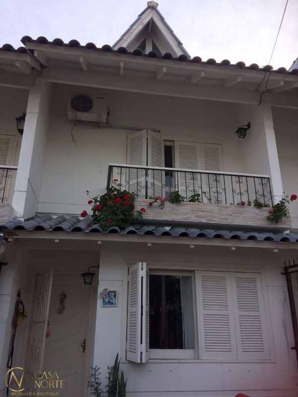 Casa à venda com 2 quartos, 137m², 2 suítes, 2 vagas, Rua Irmao Jaime Biazus no bairro Guarujá em Porto Alegre