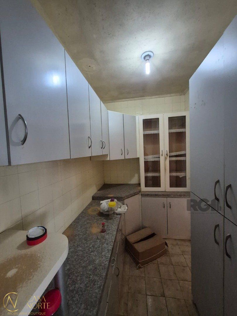 Casa à venda com 4 quartos, 280m², 1 suíte, 4 vagas, Rua Dário Totta no bairro Teresópolis em Porto Alegre