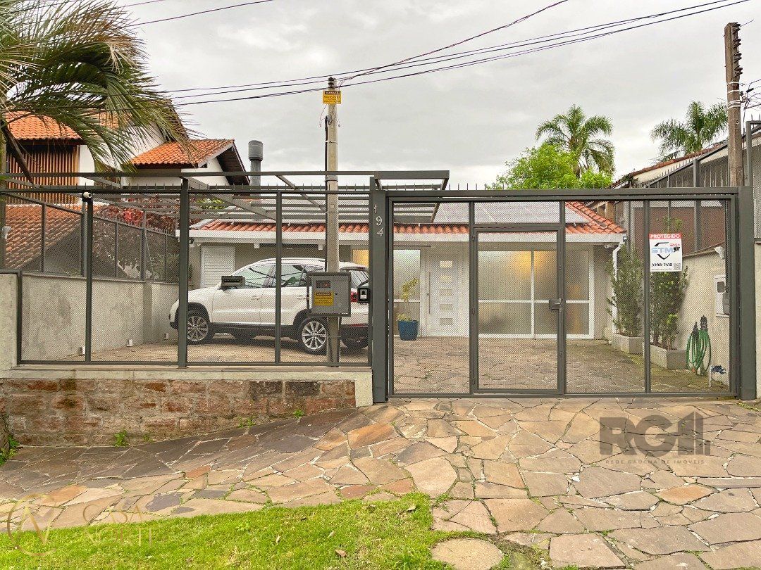 Casa à venda com 3 quartos, 220m², 2 suítes, 2 vagas, Rua Pareci no bairro Vila Assunção em Porto Alegre