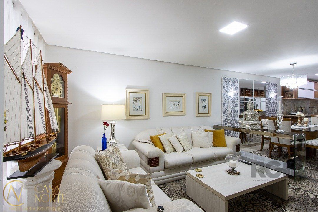 Casa à venda com 3 quartos, 161m², 3 suítes, 2 vagas, Rua Heitor Kramer no bairro Guarujá em Porto Alegre