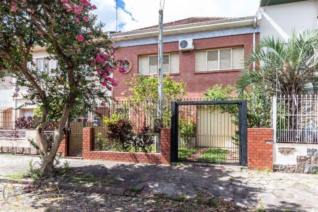 Casa à venda com 2 quartos, 118m², 2 vagas, Rua Nossa Senhora Medianeira no bairro Medianeira em Porto Alegre