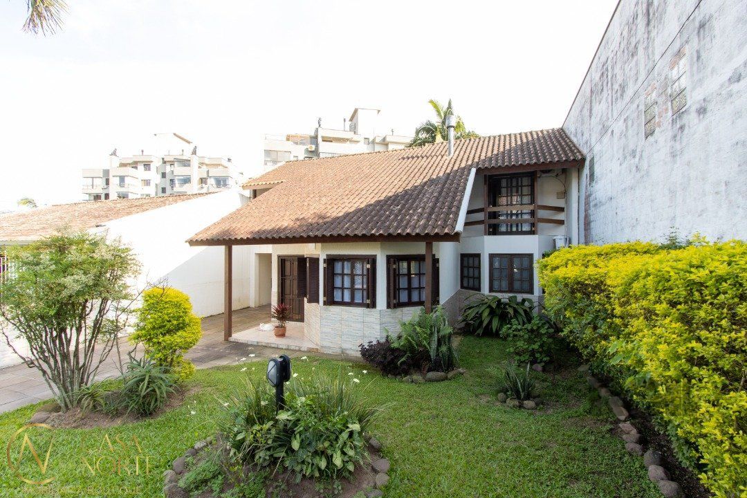 Casa à venda com 3 quartos, 179m², 1 suíte, 5 vagas, Rua Padre João Batista Reus no bairro Camaquã em Porto Alegre