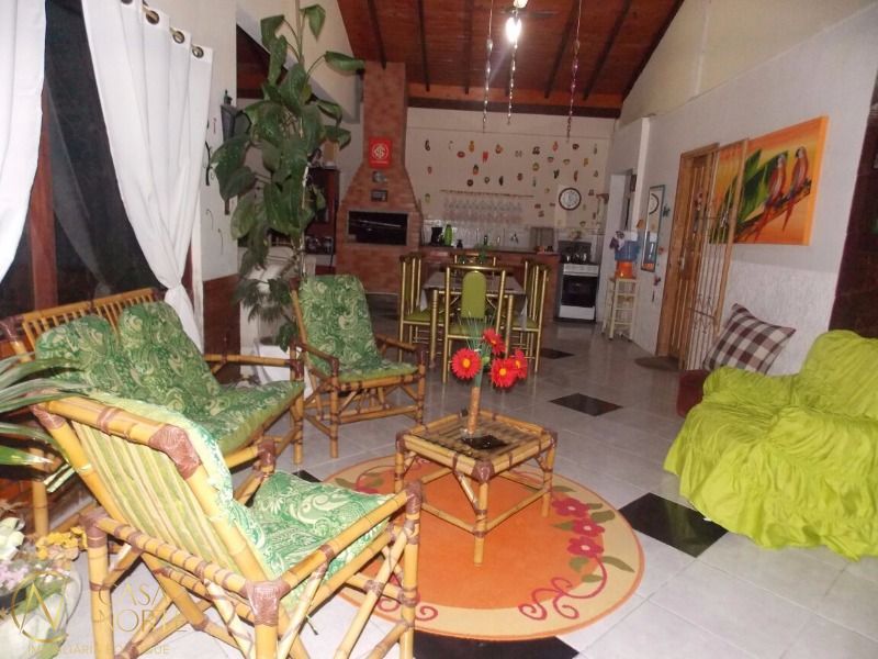 Casa à venda com 2 quartos, 150m², 5 vagas, Rua Mercedes Azzolini no bairro Ponta Grossa em Porto Alegre