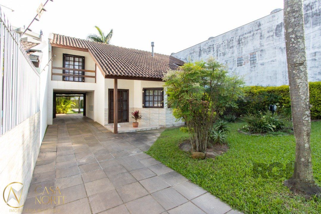 Casa à venda com 3 quartos, 179m², 1 suíte, 5 vagas, Rua Padre João Batista Reus no bairro Camaquã em Porto Alegre