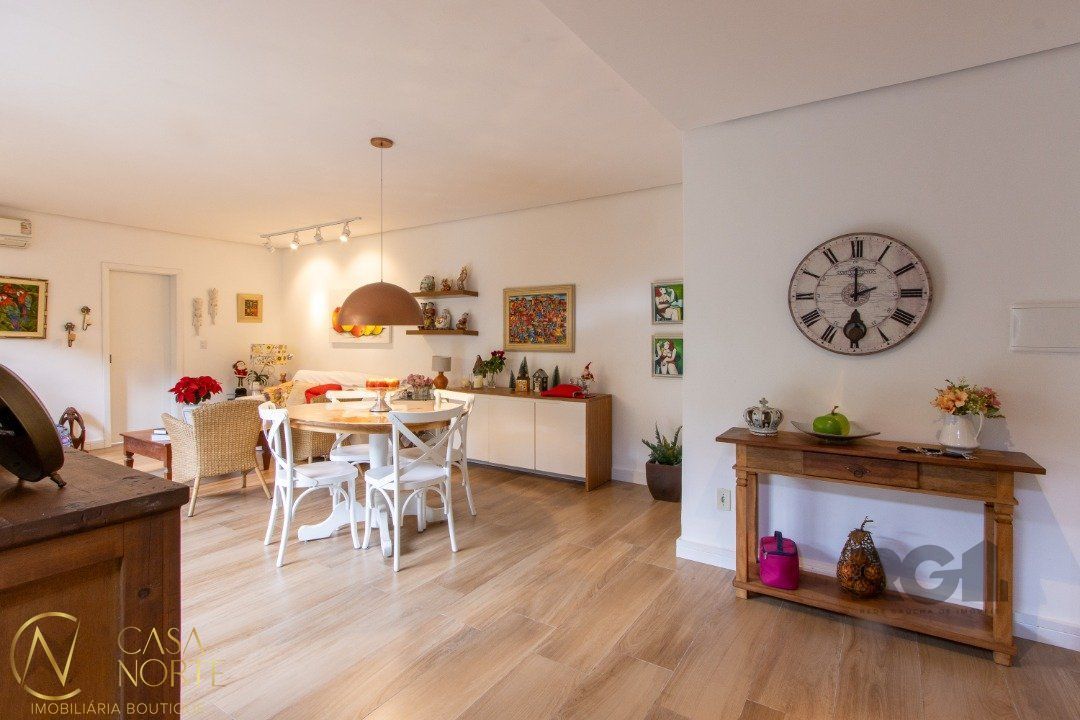 Casa à venda com 5 quartos, 271m², 2 suítes, 4 vagas, Rua Jacipuia no bairro Guarujá em Porto Alegre
