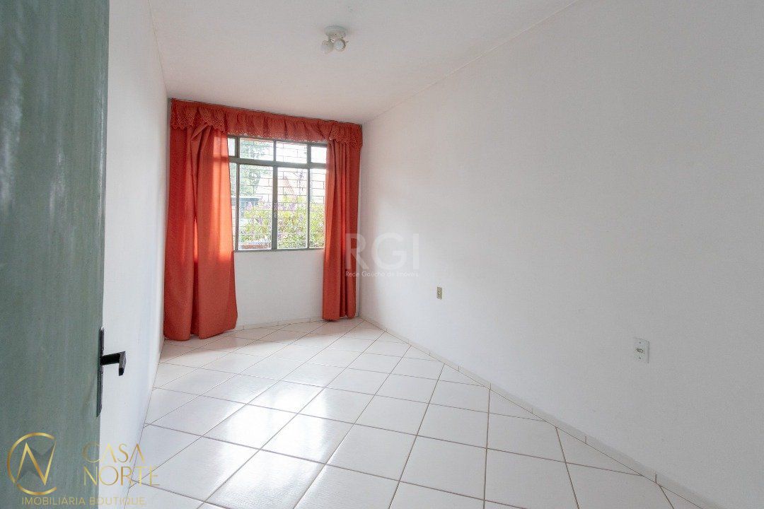 Casa à venda com 3 quartos, 220m², 2 suítes, 2 vagas, Rua São Miguel no bairro Coronel Aparício Borges em Porto Alegre