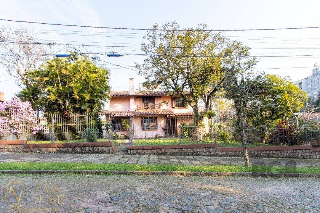 Casa à venda com 4 quartos, 364m², 1 suíte, 5 vagas, Rua Itapitocaí no bairro Cristal em Porto Alegre