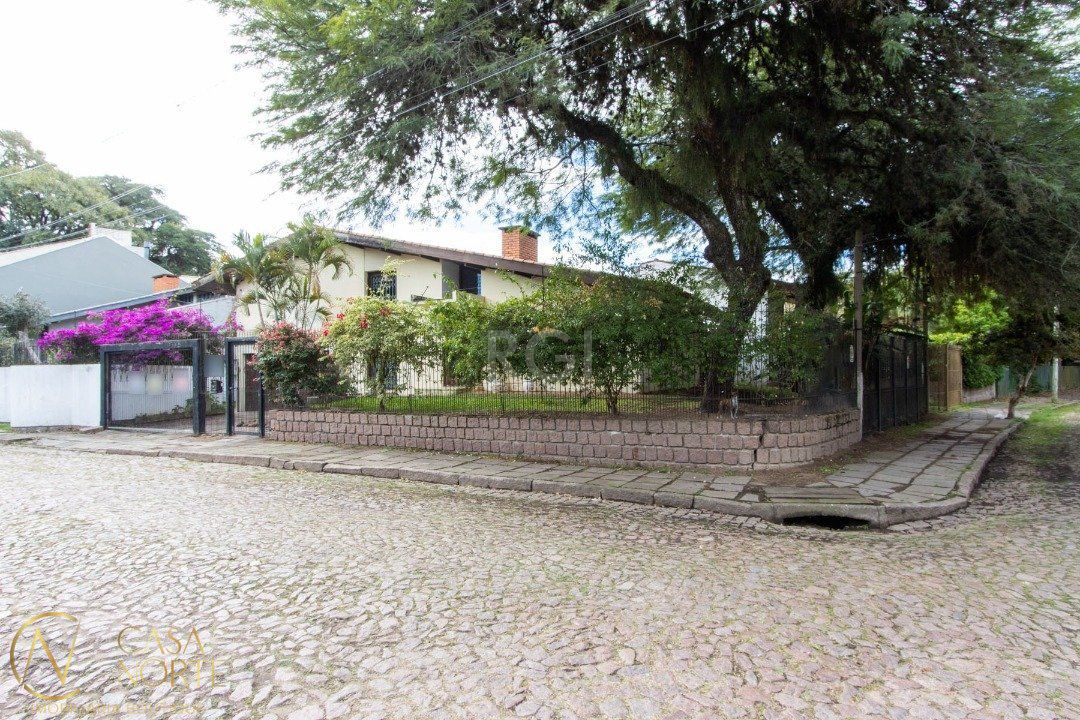 Casa à venda com 3 quartos, 180m², 1 suíte, 2 vagas, Rua Cidreira no bairro Ipanema em Porto Alegre