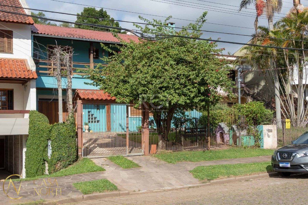 Casa à venda com 3 quartos, 246m², 1 suíte, 3 vagas, Rua Villa-Lobos no bairro Ipanema em Porto Alegre