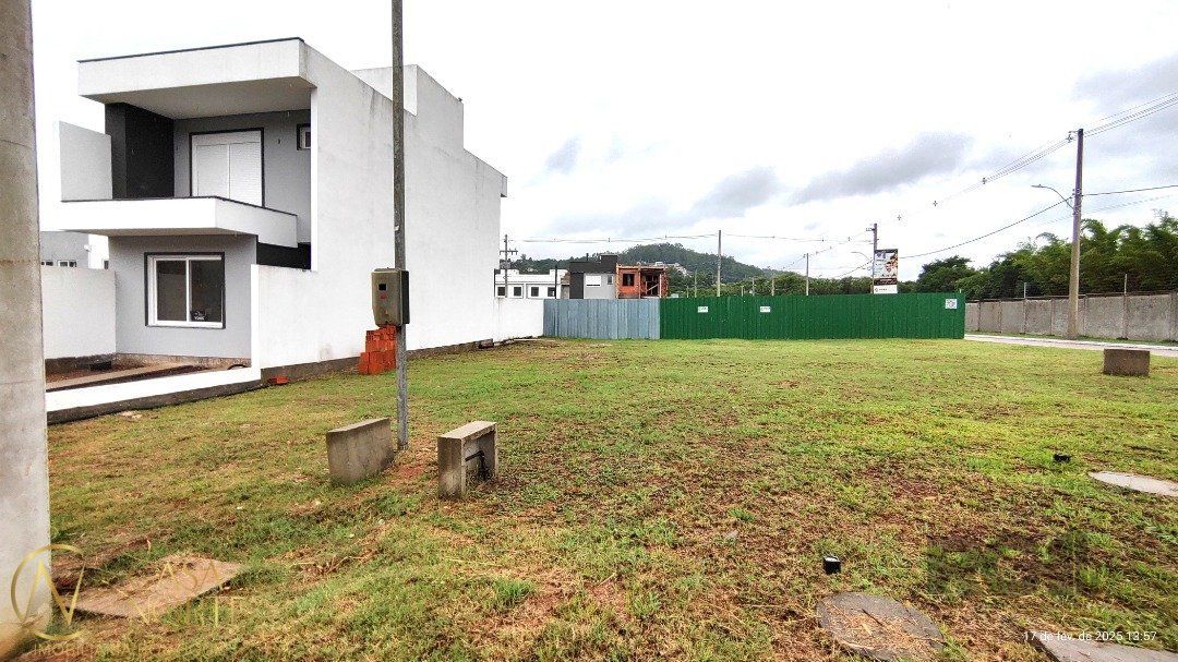 Terreno à venda  com 122m², Estrada Jorge Pereira Nunes no bairro Campo Novo em Porto Alegre