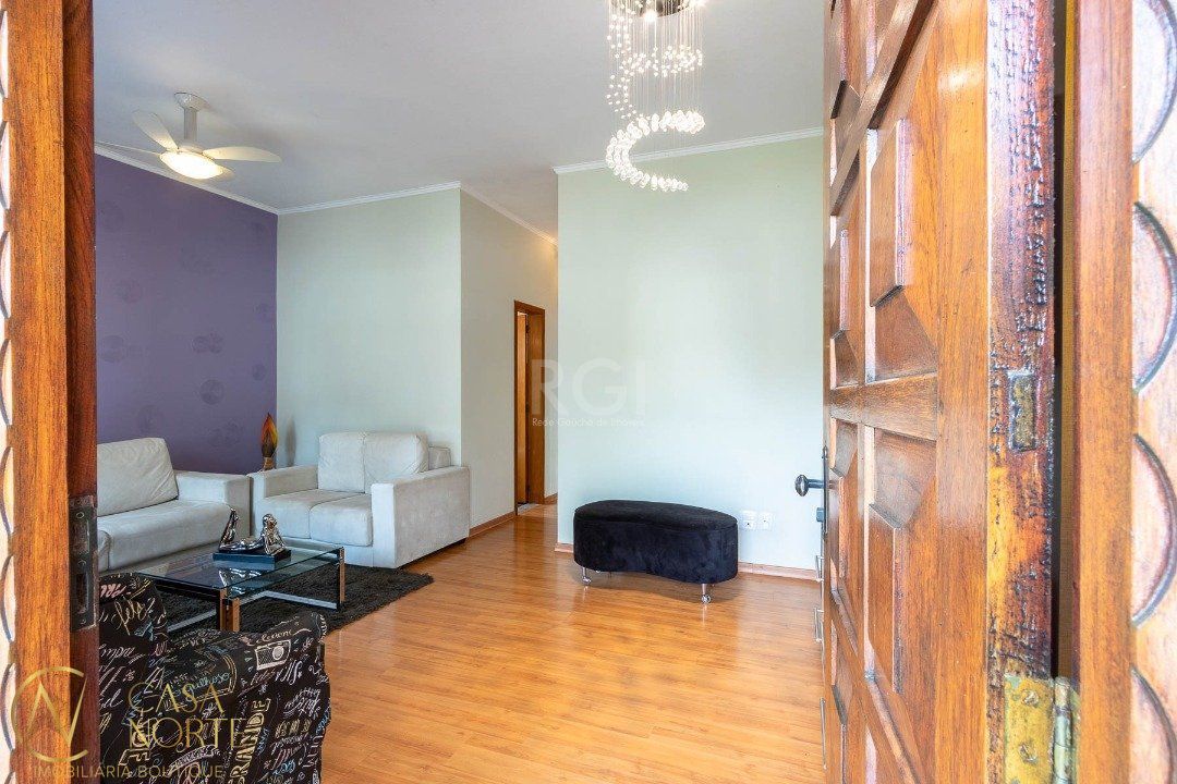 Casa à venda com 2 quartos, 213m², 1 suíte, 2 vagas, Rua do Schneider no bairro Hípica em Porto Alegre