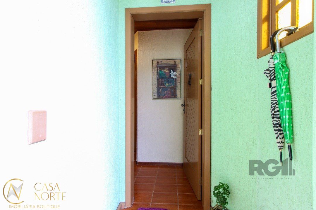 Casa à venda com 4 quartos, 235m², 1 suíte, 4 vagas, Rua São Sebastião do Cai no bairro Camaquã em Porto Alegre