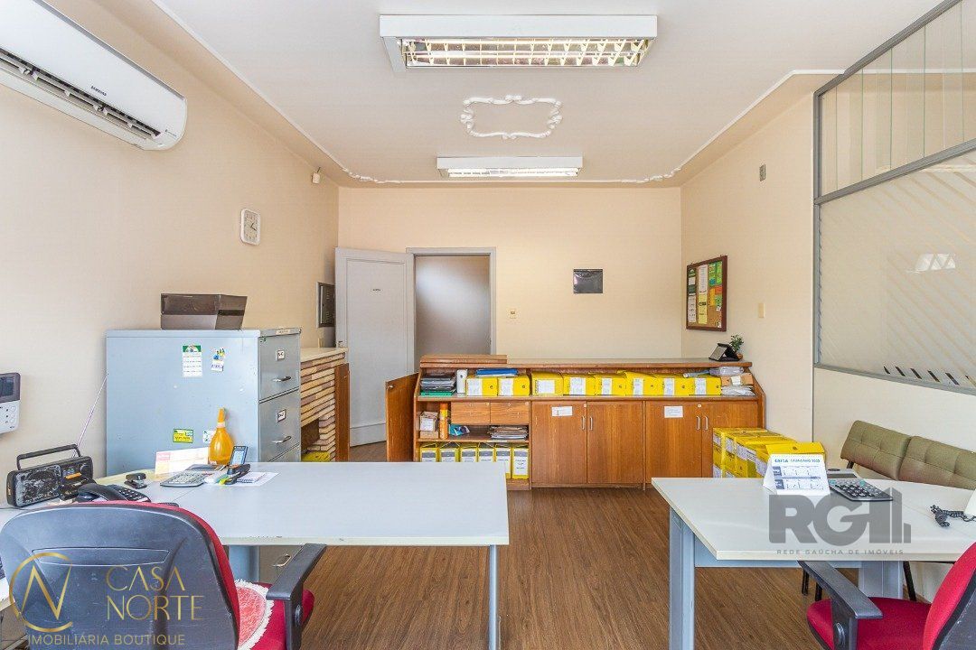 Casa à venda com 4 quartos, 250m², 1 suíte, 5 vagas, Rua Otavio Dutra no bairro Menino Deus em Porto Alegre