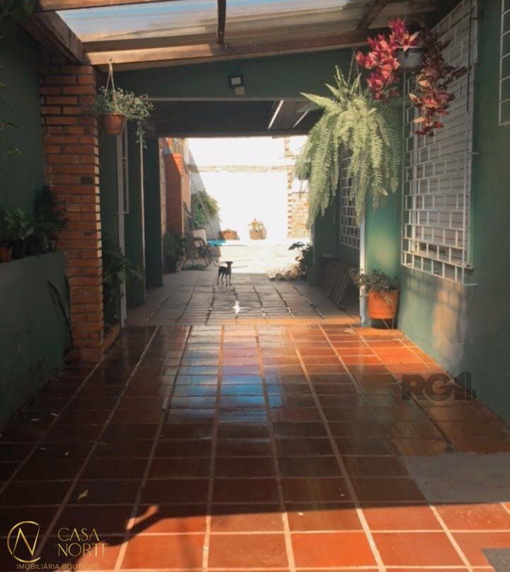 Casa à venda com 4 quartos, 220m², 1 suíte, 5 vagas, Avenida Francisco Talaia de Moura no bairro Rubem Berta em Porto Alegre