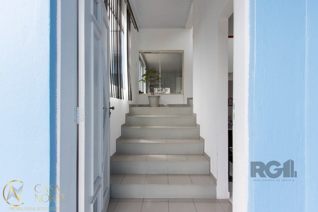 Casa à venda com 5 quartos, 312m², 1 suíte, 8 vagas, Rua Leao Licurgo Brasiliano Arano no bairro Vila Nova em Porto Alegre