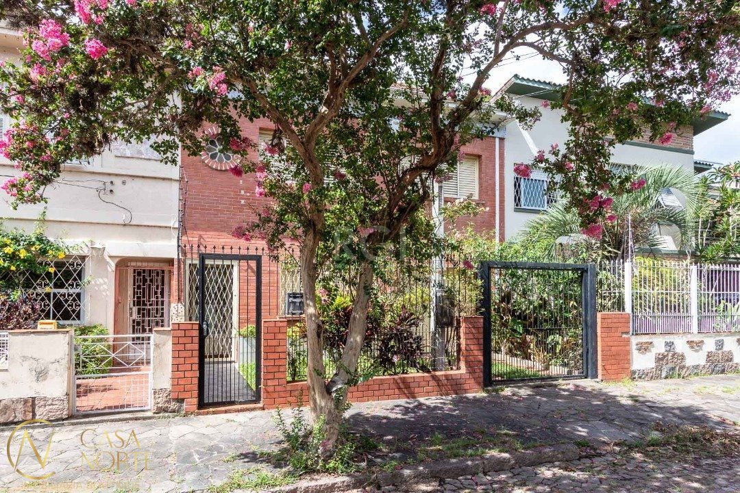 Casa à venda com 2 quartos, 118m², 2 vagas, Rua Nossa Senhora Medianeira no bairro Medianeira em Porto Alegre