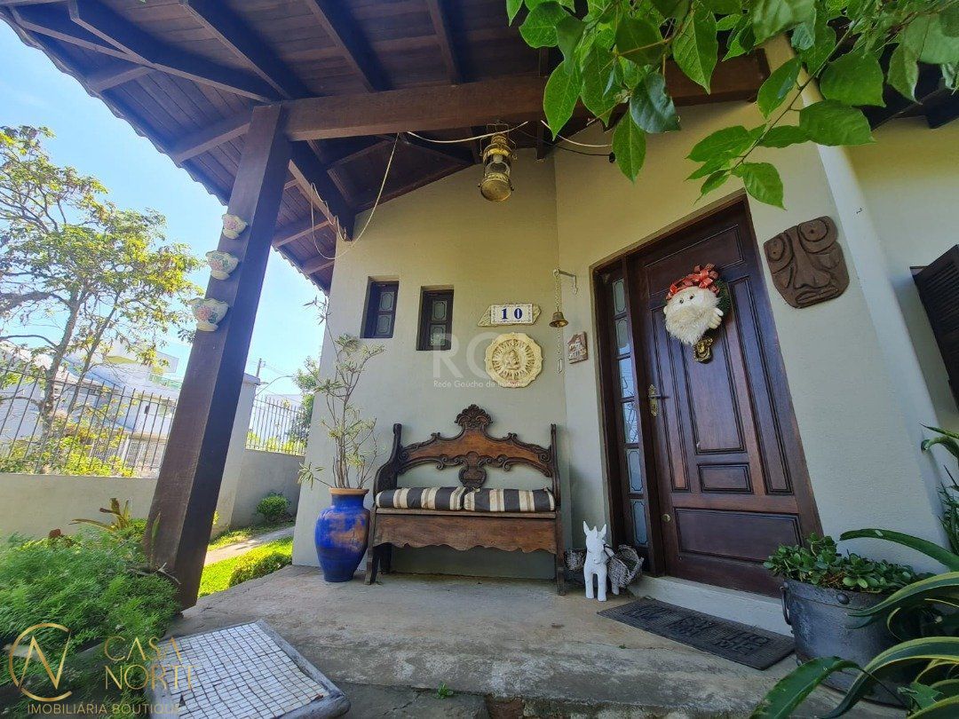 Casa à venda com 2 quartos, 136m², 2 suítes, 4 vagas, Rua Edemilson Santos Silva no bairro Espírito Santo em Porto Alegre