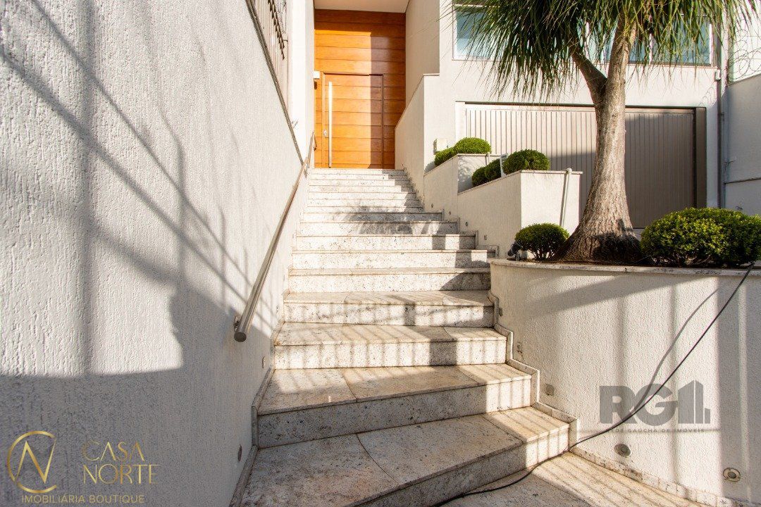 Casa à venda com 6 quartos, 714m², 5 suítes, 6 vagas, Rua Dona Ondina no bairro Menino Deus em Porto Alegre