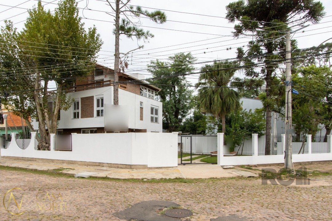 Casa à venda com 2 quartos, 133m², 1 suíte, 2 vagas, Rua dos Guenoas no bairro Guarujá em Porto Alegre