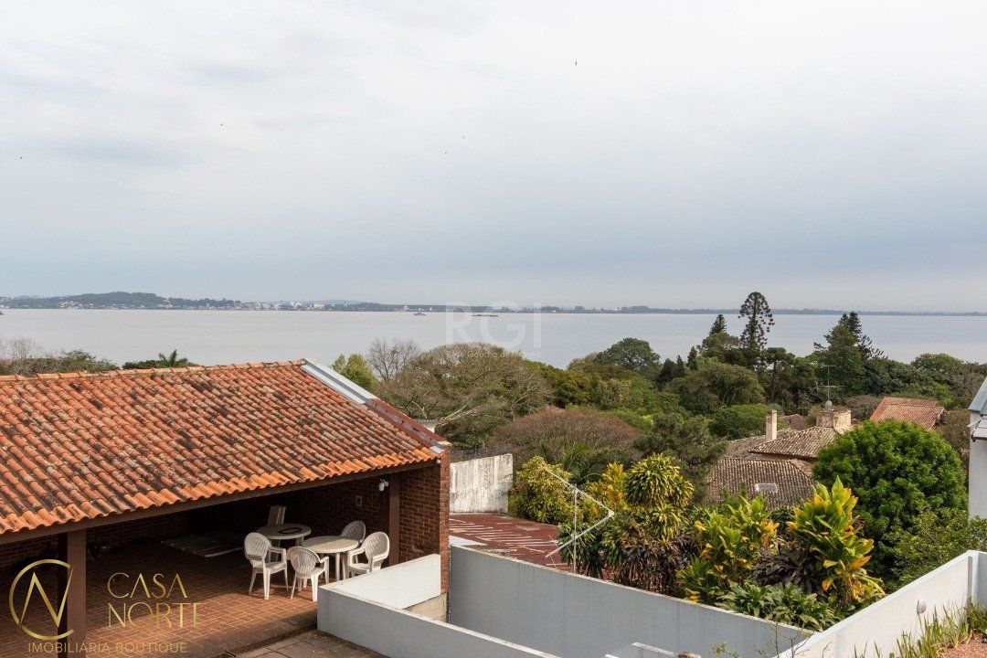 Casa à venda com 5 quartos, 312m², 3 suítes, 6 vagas, Rua Simao Bolivar no bairro Vila Conceição em Porto Alegre