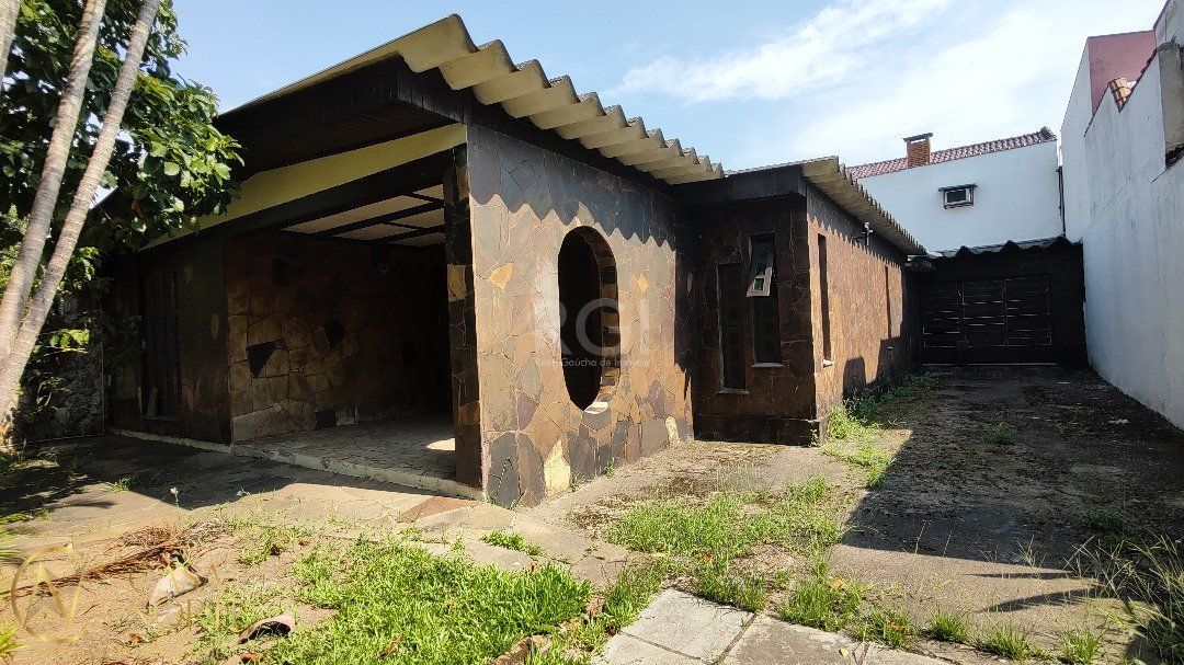 Casa à venda com 3 quartos, 190m², 4 vagas, Rua Oscar Ferreira no bairro Rubem Berta em Porto Alegre