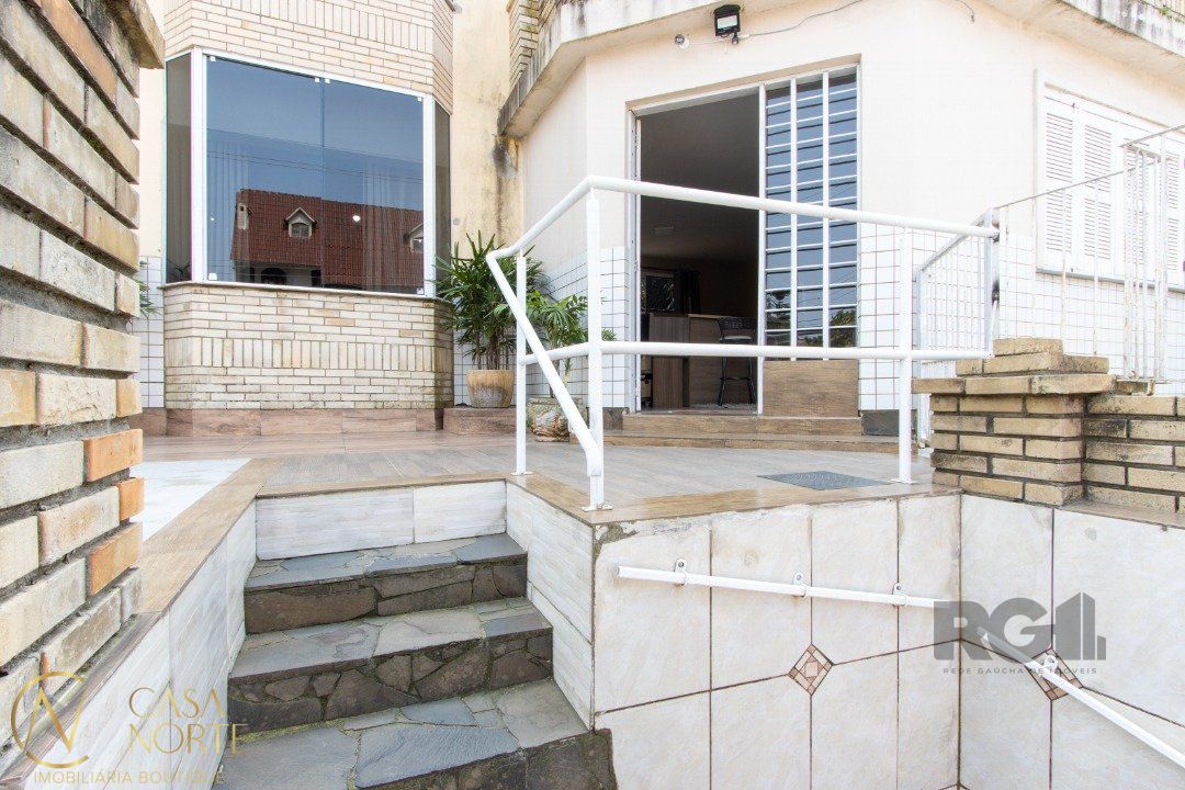 Casa à venda com 6 quartos, 288m², 2 suítes, 2 vagas, Rua Doutor Pereira Neto no bairro Tristeza em Porto Alegre