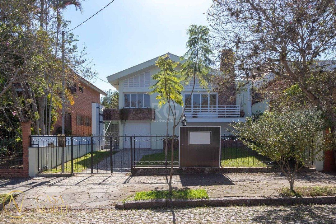 Casa à venda com 3 quartos, 174m², 1 suíte, 3 vagas, Rua Manaue no bairro Vila Assunção em Porto Alegre