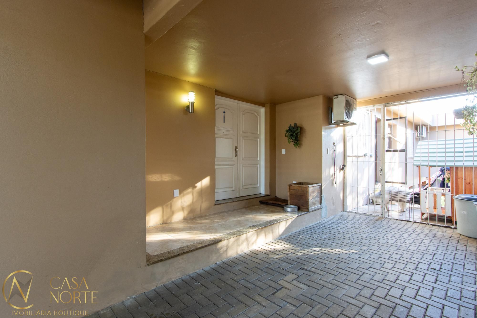 Casa à venda com 3 quartos, 270m², 3 suítes, 3 vagas, Rua Comandai no bairro Cristal em Porto Alegre