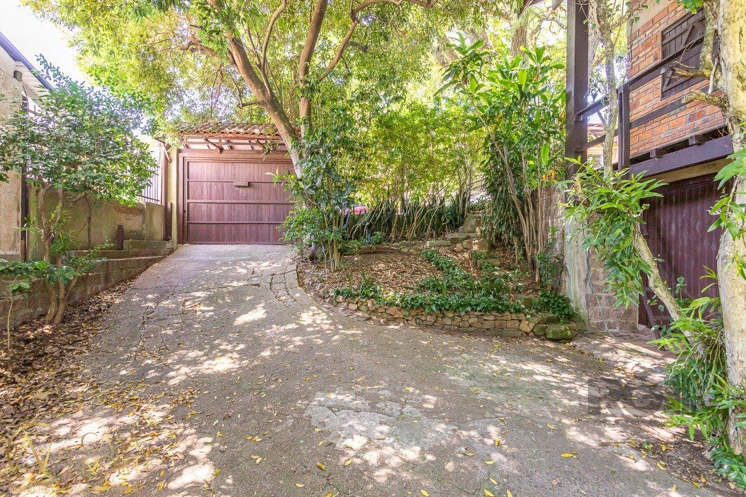 Casa à venda com 4 quartos, 389m², 1 suíte, 3 vagas, Rua Altos da Amapa no bairro Vila Nova em Porto Alegre