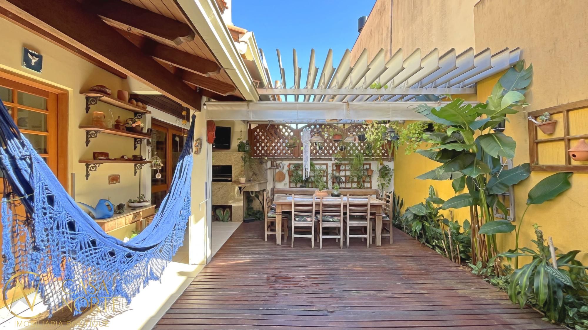 Casa de Condomínio à venda com 3 quartos, 233m², 1 suíte, 2 vagas, Avenida Eduardo Prado no bairro Cavalhada em Porto Alegre