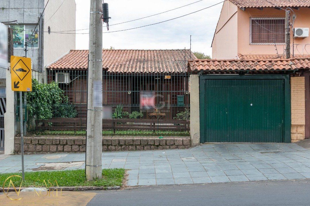 Casa à venda com 2 quartos, 54m², 4 vagas, Rua Butui no bairro Cristal em Porto Alegre