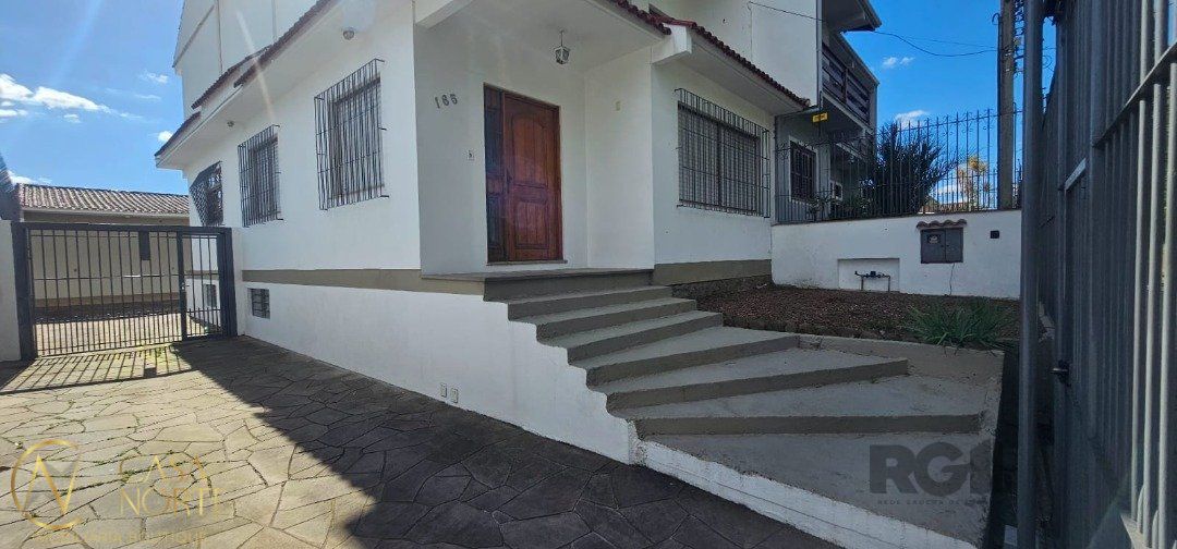 Casa à venda com 4 quartos, 300m², 1 suíte, 7 vagas, Rua Cristo Rei no bairro Jardim Sabará em Porto Alegre