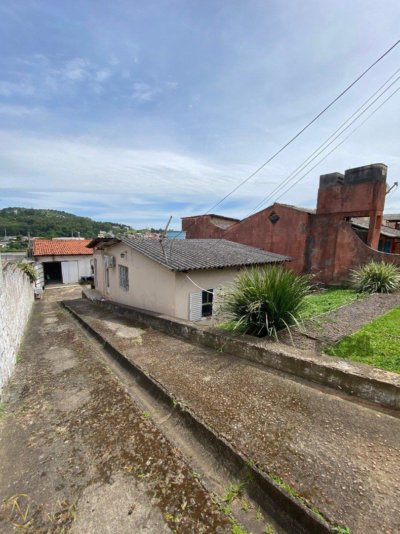 Casa à venda com 2 quartos, 300m², 2 vagas, Avenida Vereador Roberto Landell de Moura no bairro Campo Novo em Porto Alegre