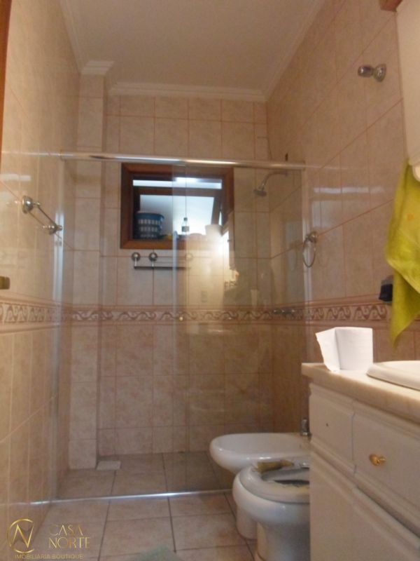 Casa à venda com 6 quartos, 400m², 2 suítes, 5 vagas, Rua Antônio Ribeiro no bairro Santo Antônio em Porto Alegre