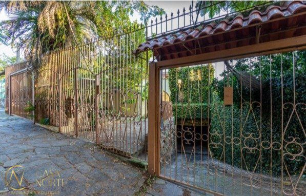 Casa à venda com 4 quartos, 219m², 1 suíte, 4 vagas, Rua Caete no bairro Vila Assunção em Porto Alegre