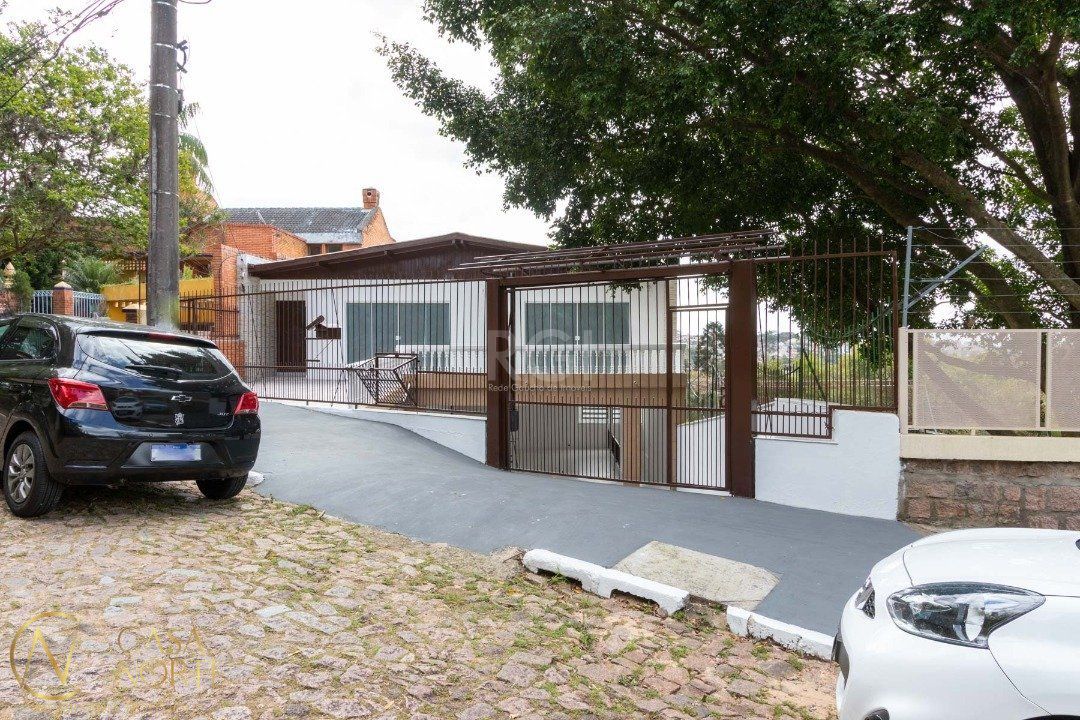 Casa à venda com 5 quartos, 454m², 1 suíte, 8 vagas, Praça São Caetano no bairro Teresópolis em Porto Alegre
