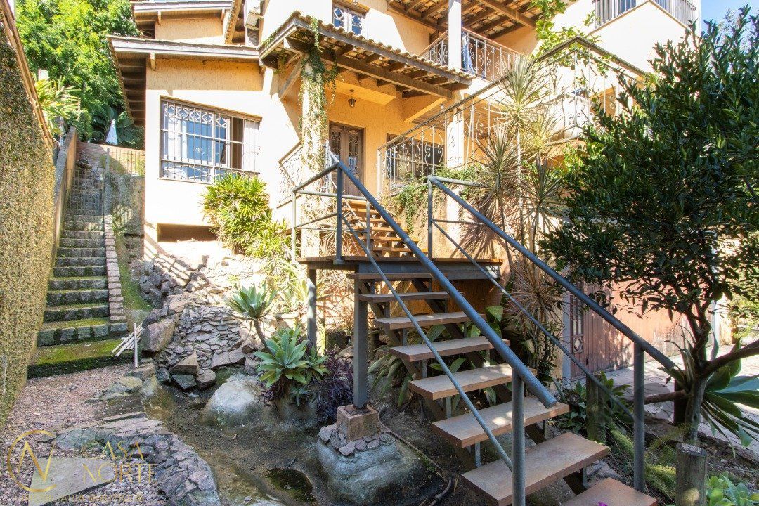 Casa à venda com 4 quartos, 323m², 1 suíte, 5 vagas, Avenida Guaiba no bairro Ipanema em Porto Alegre