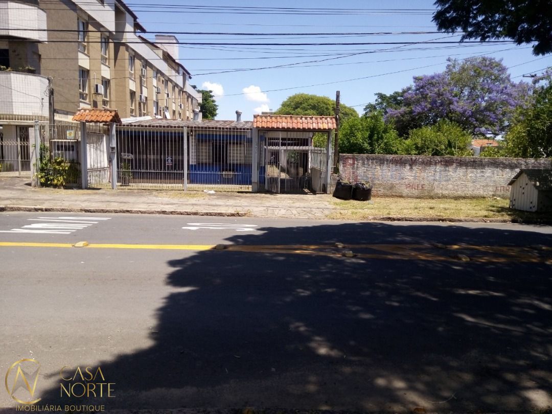 Casa à venda com 3 quartos, 200m², 8 vagas, Rua Jaguari no bairro Cristal em Porto Alegre