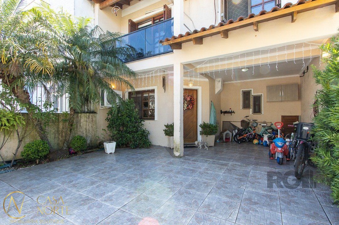 Casa à venda com 3 quartos, 140m², 1 suíte, 2 vagas, Rua Pau-Brasil no bairro Hípica em Porto Alegre