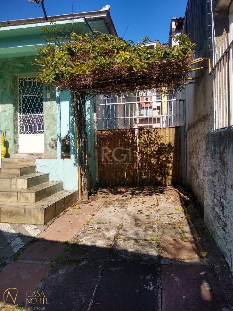 Casa à venda com 2 quartos, 165m², 4 vagas, Rua Miguel Couto no bairro Menino Deus em Porto Alegre