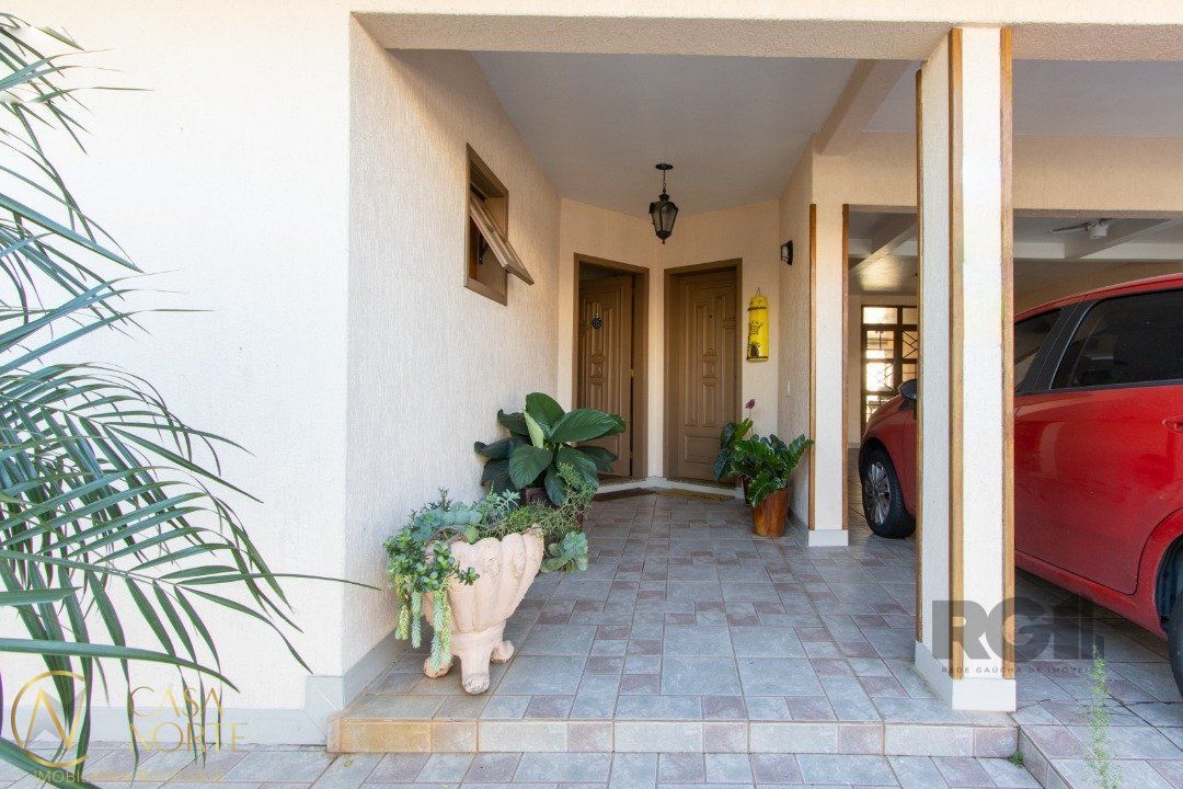 Casa à venda com 3 quartos, 328m², 1 suíte, 5 vagas, Rua Alfredo Silveira Dias no bairro Nonoai em Porto Alegre