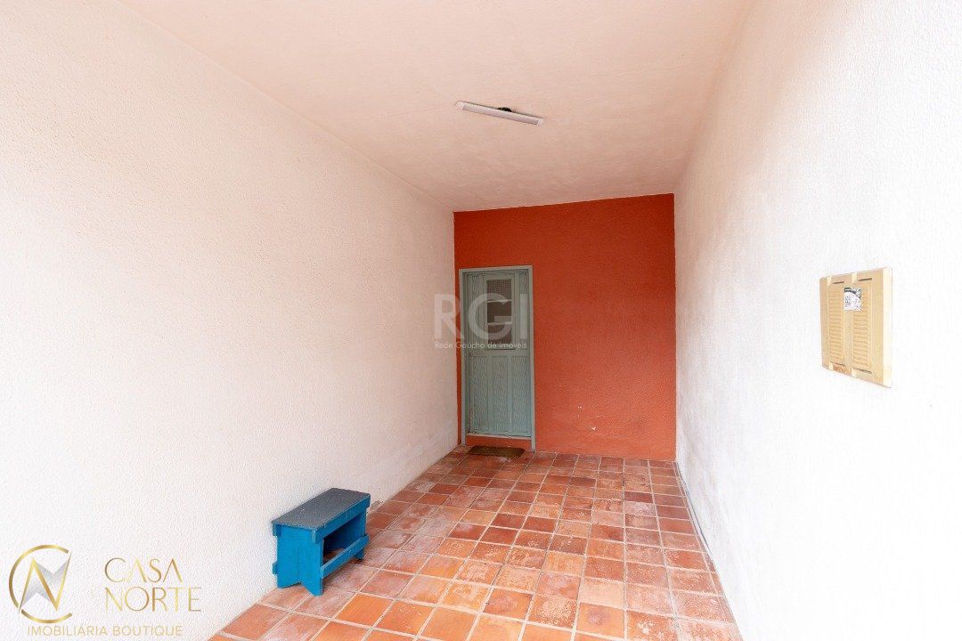 Casa à venda com 3 quartos, 220m², 2 suítes, 2 vagas, Rua São Miguel no bairro Coronel Aparício Borges em Porto Alegre
