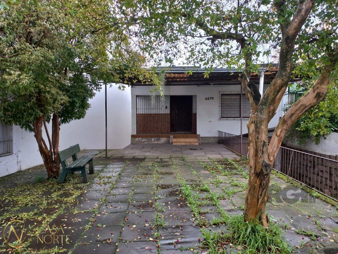 Casa à venda com 3 quartos, 150m², 4 vagas, Avenida da Cavalhada no bairro Cavalhada em Porto Alegre
