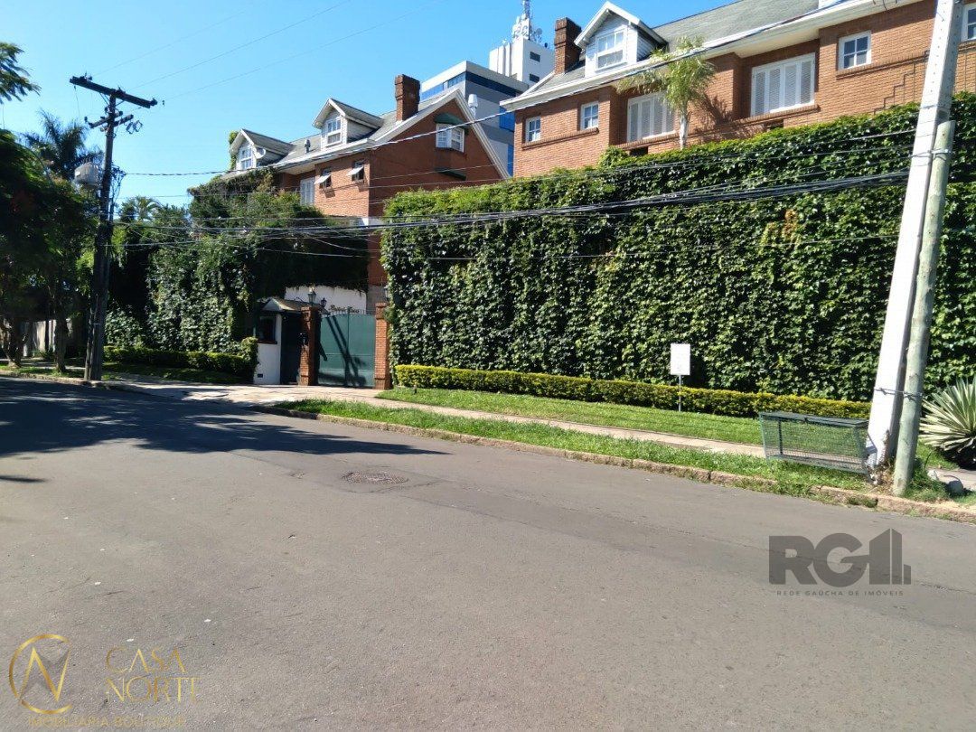 Casa de Condomínio à venda com 3 quartos, 222m², 1 suíte, 3 vagas, Rua Engenheiro Ildefonso Simões Lopes no bairro Três Figueiras em Porto Alegre