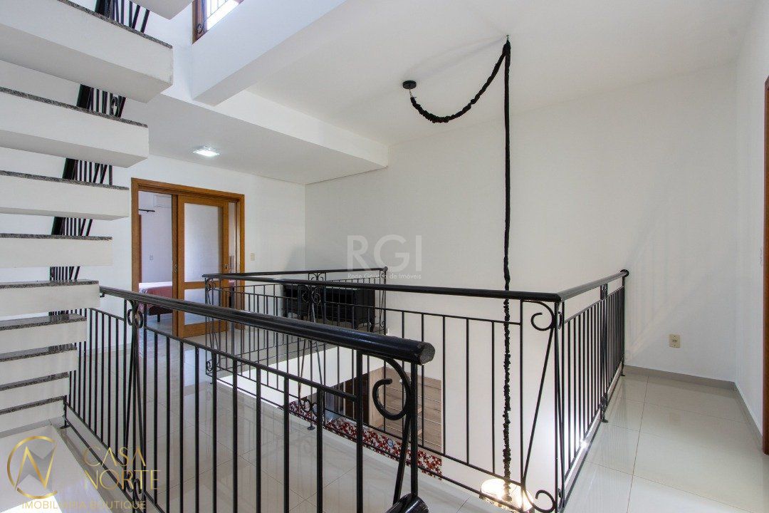 Casa à venda com 3 quartos, 204m², 3 suítes, 2 vagas, Rua Dario Cardoso no bairro Espírito Santo em Porto Alegre