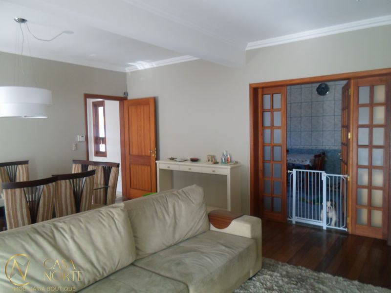 Casa à venda com 6 quartos, 400m², 2 suítes, 5 vagas, Rua Antônio Ribeiro no bairro Santo Antônio em Porto Alegre
