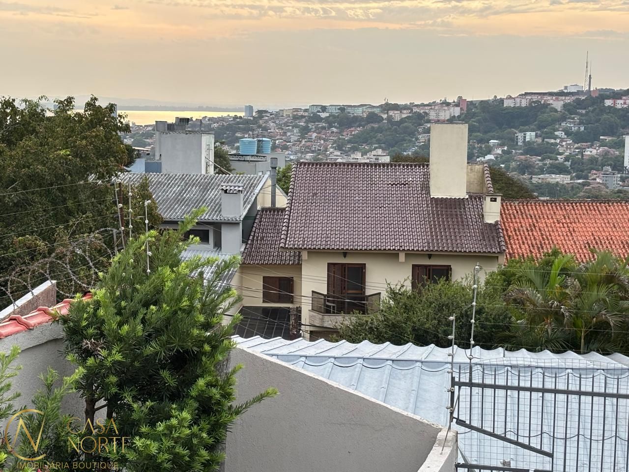 Casa à venda com 3 quartos, 308m², 2 suítes, 2 vagas, Rua Fernando Osório no bairro Teresópolis em Porto Alegre